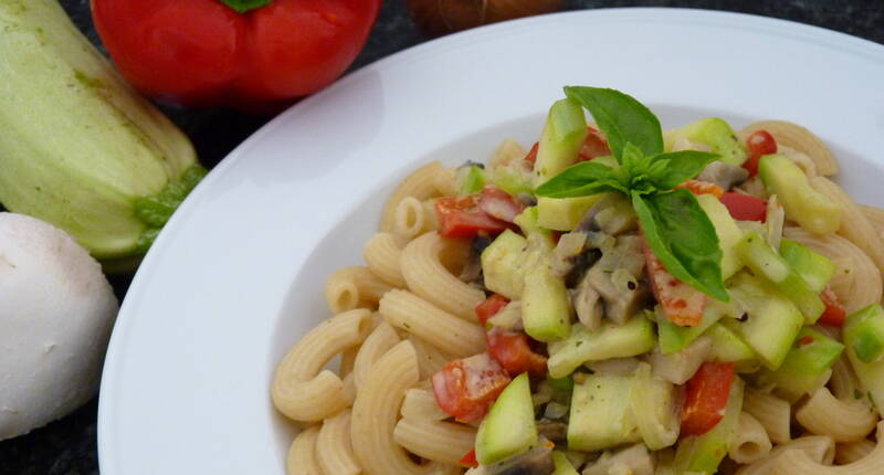 In 30 Minuten steht die Gemüse-Pasta auf dem Tisch. Die Sauce kannst du mit saisonalem Gemüse variieren.