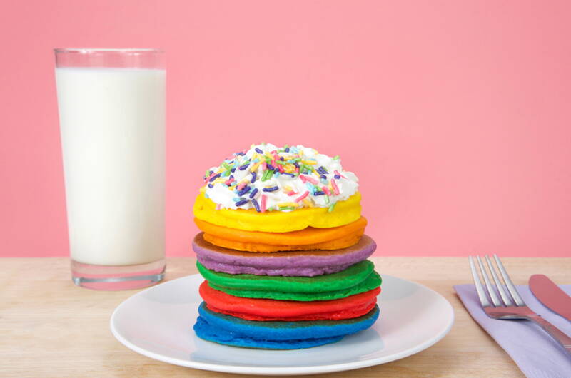 Wie heisst es so schön? Das Auge isst mit. Dieser Ausspruch trifft voll und ganz auf unsere Regenbogen Pancakes zu. So macht das Kochen und Essen doppelt Spass.