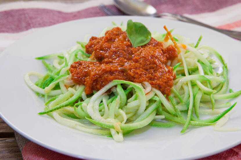 Rezept Zucchini-Spaghetti mit Tomatensauce – Zucchini-Spaghetti sind nicht nur hübsch anzusehen, sie sind zudem schnell hergestellt, gesund und lecker. Serviert mit einer leckeren selbstgemachten Tomatensauce sind sie eine Berreicherung für jeden Familientisch. Mehr zu den gesundheitlichen Aspekten.