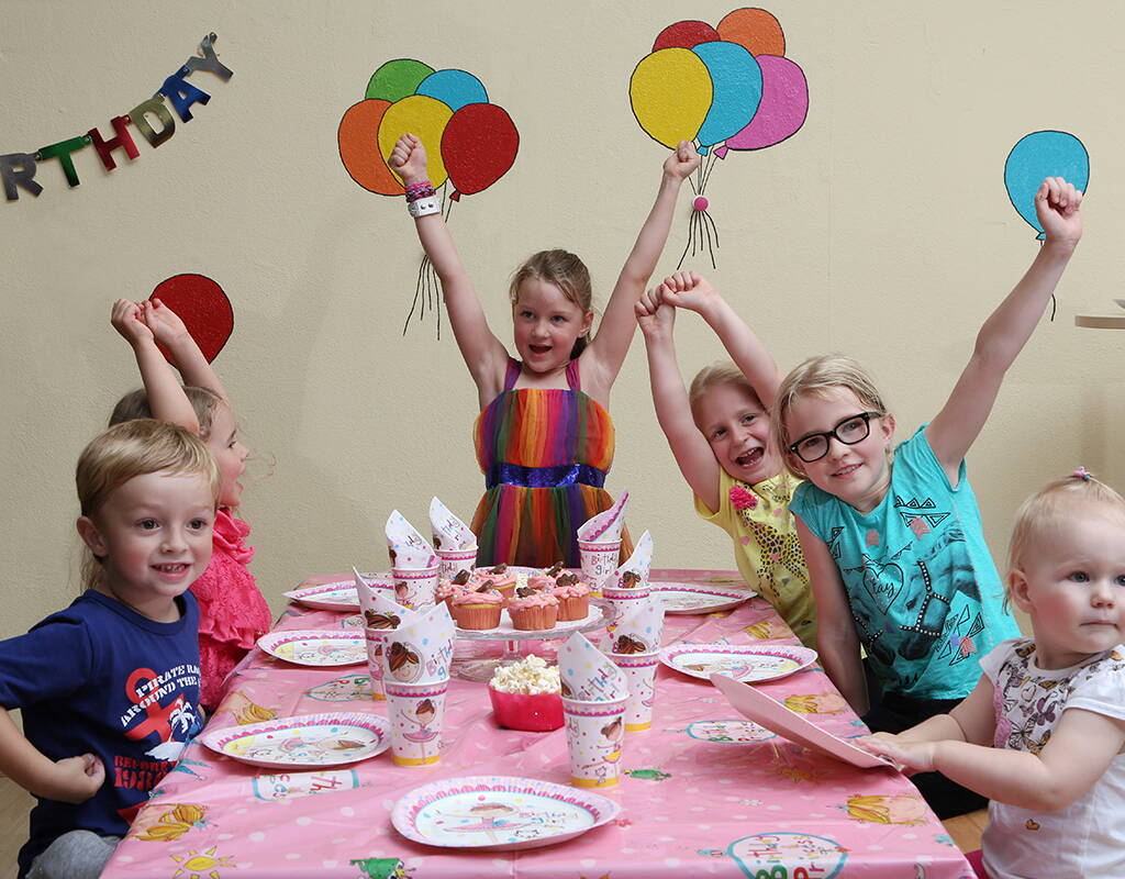 Den Kindern steht eine breite Palette an Spielgeräten und Aktivitäten zur Verfügung – vom Kletterlabyrinth über Trampolin, Lasertag Spiel (Hero Blast), Airhockey und Basketball bis zur interaktiven Bodenprojektion und Minidisco Tanz. Die Kleinkinder können sich in einem separaten, speziell auf sie zugeschnittenen und abgegrenzten Bereich bewegen.