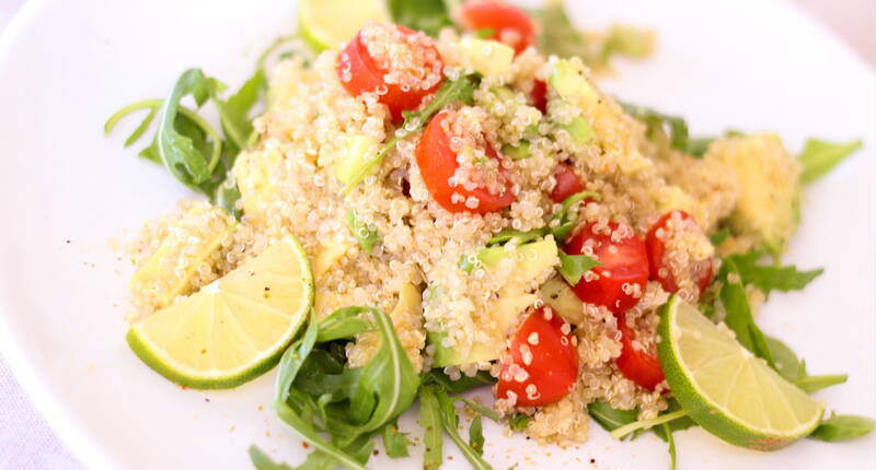 Herrlich leicht und lecker kommt unser Quinoa-Salat mit Tomaten, Avocado und Rucola daher. Perfekt als Beilage zu gegrilltem Fleisch oder Gemüse oder als Hauptspeise.