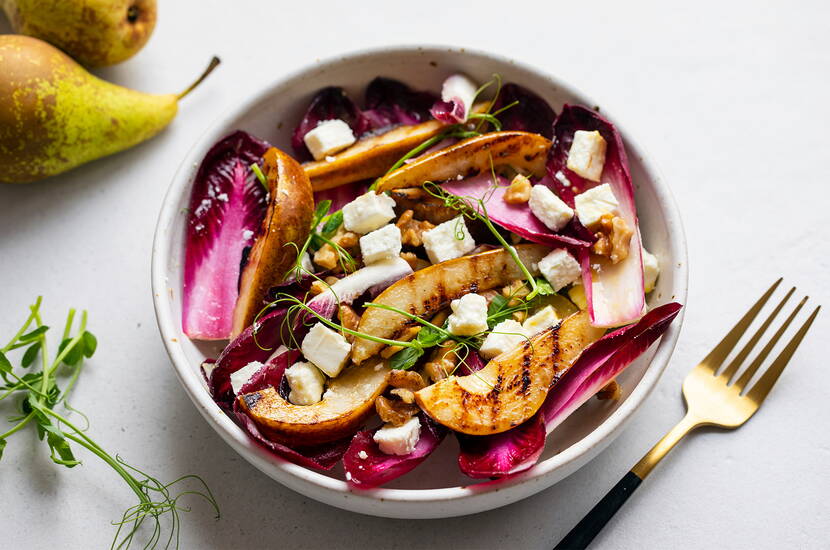 Ce plat est vraiment délicieux! Il combine parfaitement les saveurs sucrées, salées et croquantes et est idéal en entrée ou en accompagnement de divers plats.