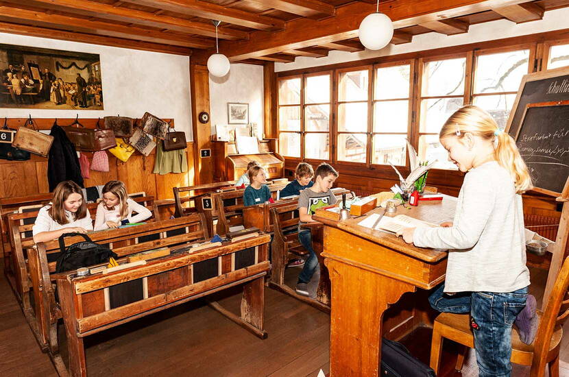 Ausflug Schulmuseum Bern in Köniz. Wer einmal einen Blick in ein historisches Schulzimmer werfen möchte, kann dies im Schulmuseum Bern in Köniz tun.