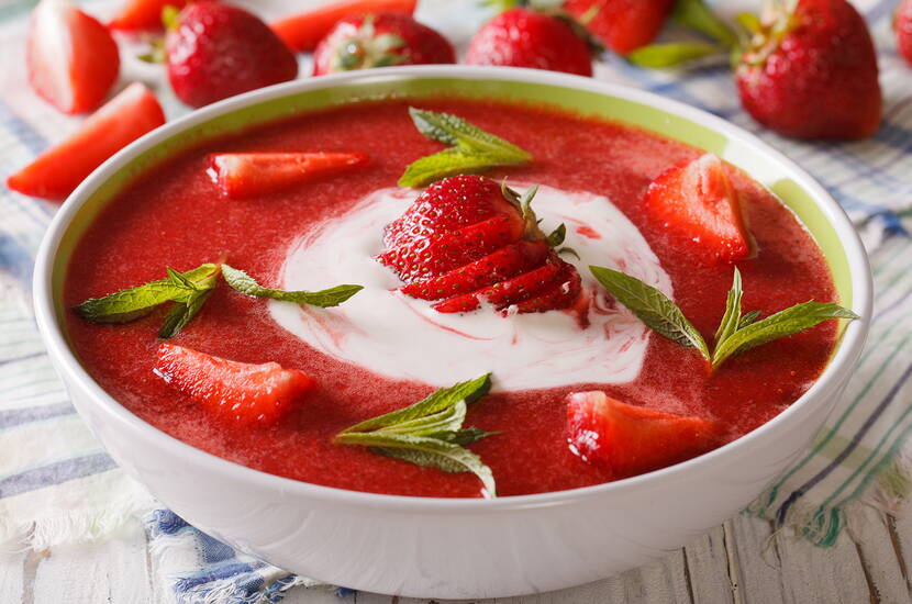 Und wer es lieber süss mag, dem empfehle ich diese Suppe. Schmeckt übrigens auch den meisten Kindern. Die Herstellung ist ganz einfach. du benötigst Erdbeeren, Zucker, Vanilleextrakt, Orangensaft, eine Prise Salz und einen Spritzer Zitronensaft.