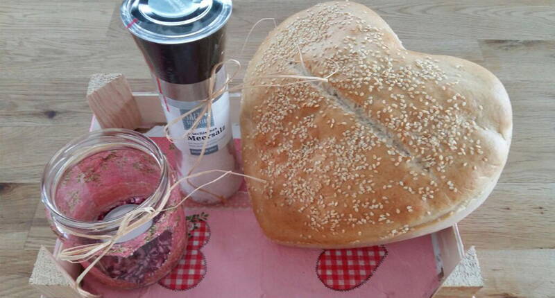 Du hast neue Nachbarn und möchtest sie herzlich Willkommen heissen? Traditionell schenkt man zu diesem Anlass Brot und Salz. Das Rezept mit dem leckeren Ruchmehlbrot mit Sesam sowie die ausführliche Bastelanleitung für das süsse Windlicht und das originelle Kistchen zeigen wir dir hier.