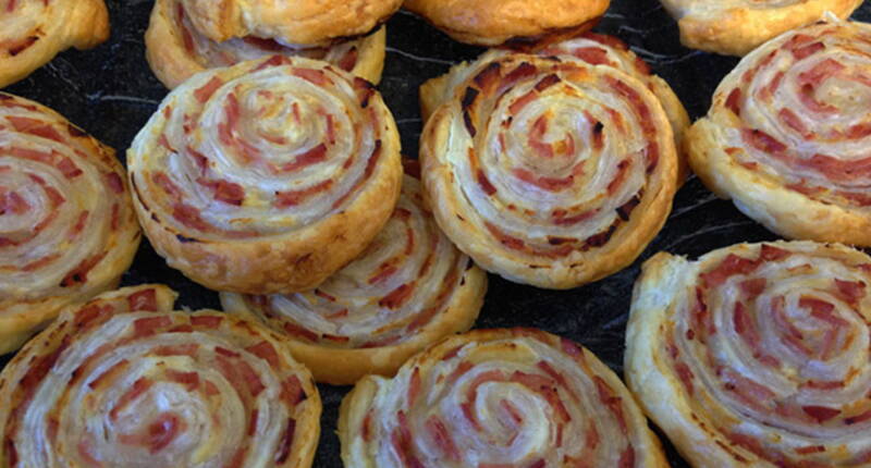 Die Blätterteig-Schnecken mit Schinken sind blitzschnell hergestellt, falls unerwartet Besuch vor der Tür steht. 