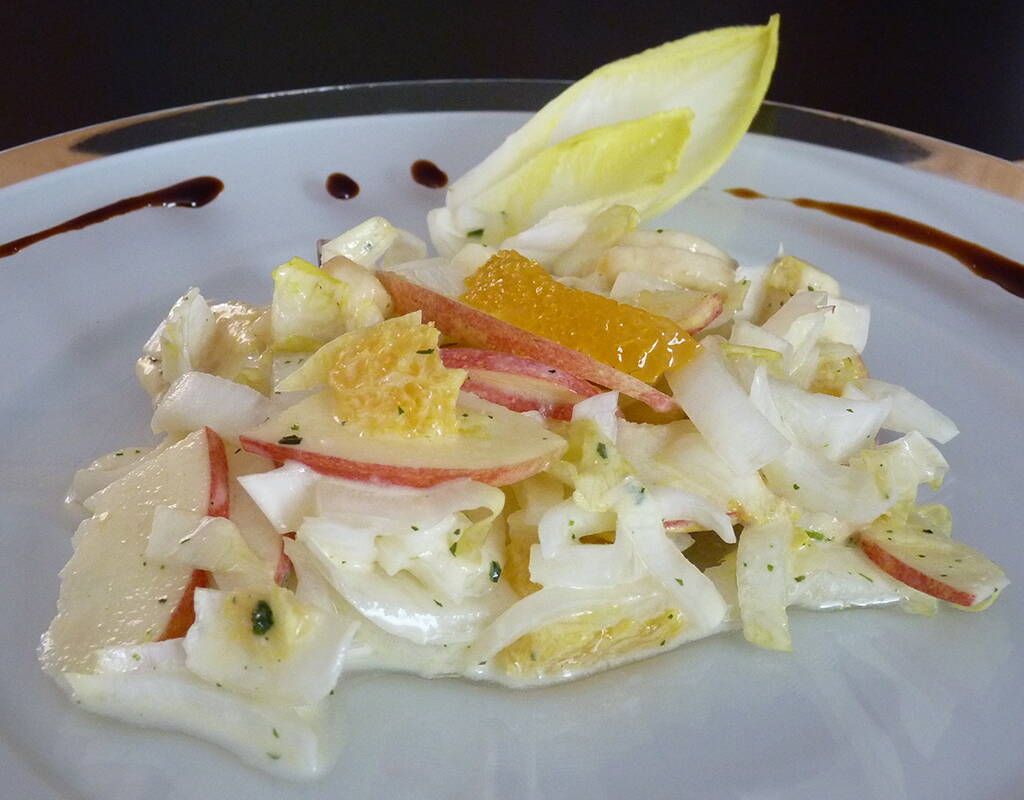 Wie du diesen fantastisch fruchtigen Wintersalat mit weissem Chicorée, Banane, Orangen und einem Apfel zubereitest, findest du in unserer umfangreichen Rezeptsammlung heraus.