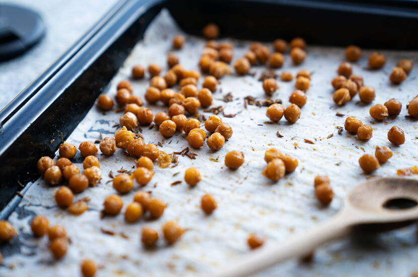 Ces pois chiches rôtis au cumin sont non seulement délicieux et croustillants, mais aussi riches en protéines et en fibres. C'est une collation saine et savoureuse pour les petites faims.