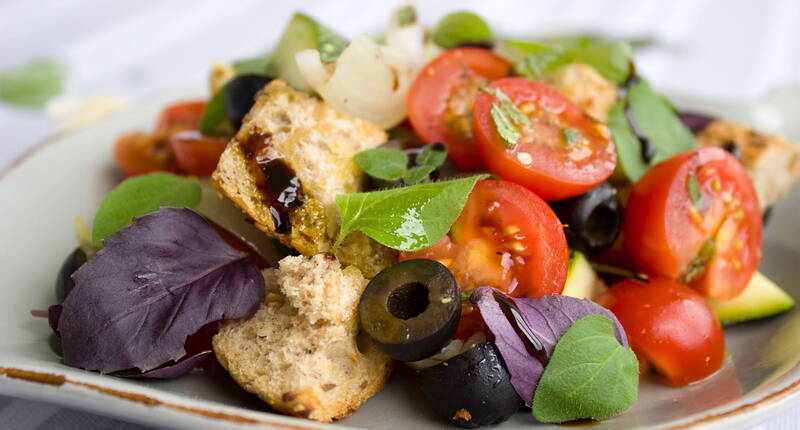 Aus altbackenen Brot im Handumdrehen eine leckere Mahlzeit zaubern. Dies kannst du mit unserem Panzanella-Rezept.