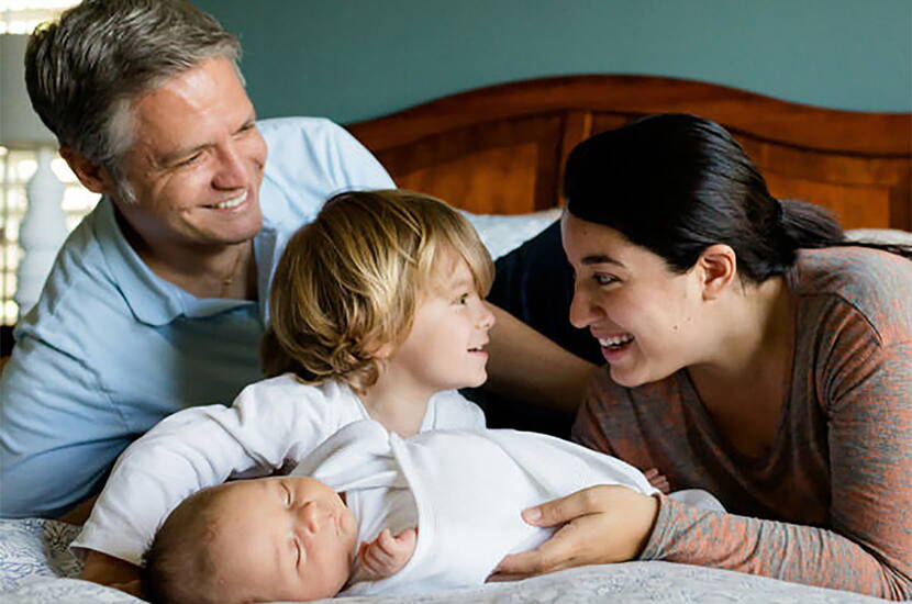 Die Entwicklung des Babies wird regelmässig vom Kinderarzt kontrolliert.