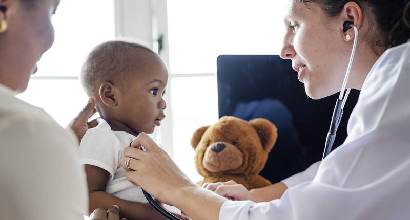 Kaum geboren, findet in Spital, Geburtshaus oder zu Hause schon die erste Untersuchung des Babys statt. Auch in den Folgemonaten begleitet der Kinderarzt/die Kinderärztin die Familie und kontrolliert regelmässig die Entwicklung des neuen Erdenbürgers. 