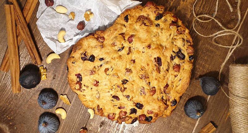 Das perfekte Muttertaggeschenk. Und besonders einfach geht es, wenn du dieses mit unserer Nuss-Früchtebrot-Backmischung herstellst.