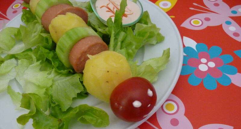 Das Auge isst bekanntlich mit & Kinder lieben fantasievolle Gerichte. Die hungrige Raupe am Spiess wird deine Kinder begeistern. Kochen für Kinder ist nicht immer ganz einfach, aber mit ein paar kleinen Tricks begeisterst du auch die mäkeligsten Esserinnen und Esser am Tisch.