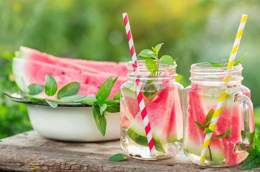 Schwangere sollten auf eine ausreichende Flüssigkeitszufuhr achten. Es wird empfohlen, täglich mindestens 1,5 bis 2 Liter Wasser oder andere Getränke zu trinken. Besonders geeignet sind Wasser, Infused Water, Tees, ungesüsste Kräuter- und Früchtetees sowie verdünnte Fruchtsäfte. 