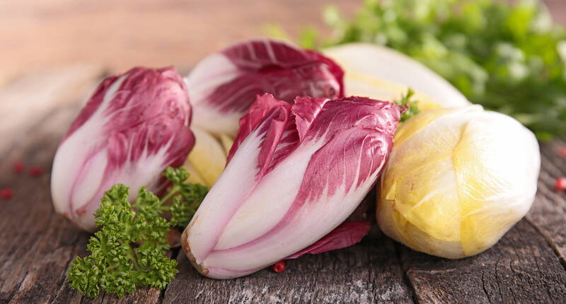 Il est vrai que, tout le monde n'aime pas le goût légèrement amer, mais c'est un légume-feuille sain et pauvre en calories qui peut être utilisé dans de nombreux plats différents. Si vous lui donnez une chance, il enrichira durablement votre menu.