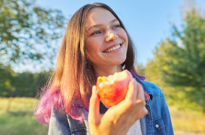 Un'alimentazione sana e sostenibile è particolarmente importante per gli adolescenti, che si trovano in una fase cruciale del loro sviluppo fisico e mentale. 