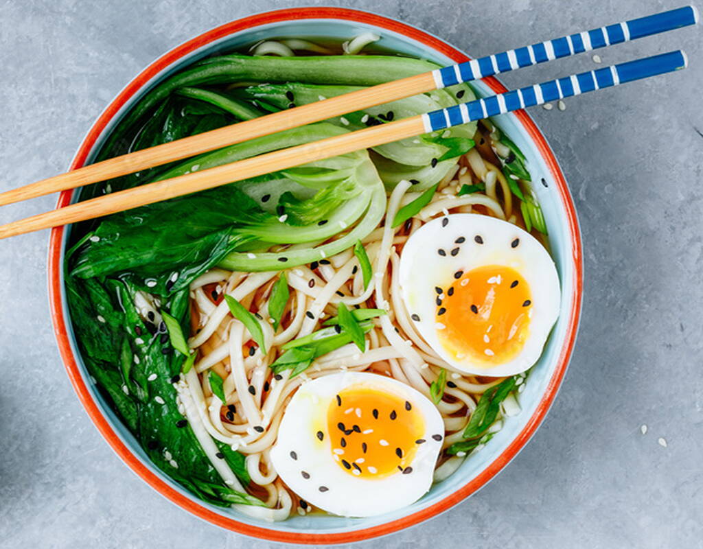 Auf Okinawa in Japan leben die ältesten Menschen der Welt. Ein Grund für die hohe Lebenserwartung dürfte die gesunde Ernährung der Japanerinnen und Japaner sein. Dazu gehört auch Miso Ramen. Das Grundrezept für gesunde Miso Ramen findest du in unserer Kategorie Rezepte.