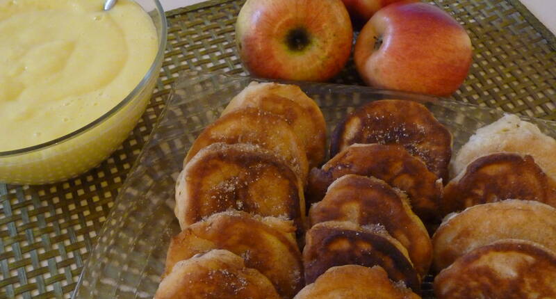 Traditionell werden die Apfelküchlein entweder im Öl ausgebacken oder frittiert. Für die Zubereitung eigenen sich süsse bis säuerlich süsse Apfelsorten. Der Ausbackteig besteht aus Eiern, Milch, Wasser, Mehl und Salz. Die Küchlein mit Zimtzucker bestreuen und Vanillesauce servieren.