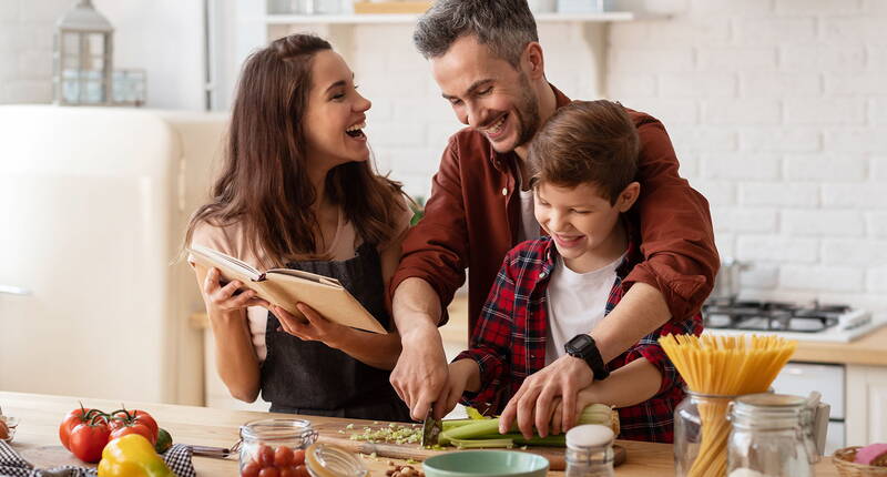 Die Einführung von Familienritualen ist eine grossartige Möglichkeit zur Stärkung der Bindung innerhalb der Familie und zur Schaffung unvergesslicher Momente.