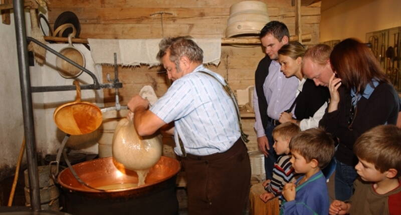 Lebendiges Brauchtum und traditionelle Handwerkskunst . Inmitten prächtigen Appenzeller-Hügelland liegt das Appenzeller Volkskunde-Museum.