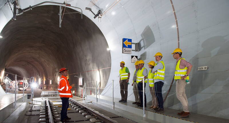 Après une brève introduction, nos guides vous conduiront au tunnel d’accès à Amsteg et vous pénétrerez environ deux kilomètres dans la montagne.