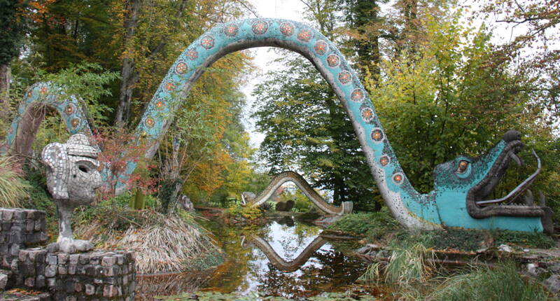 Le parc a été créé par l'artiste polyvalent Bruno Weber. Il n'était pas seulement peintre, graphiste et sculpteur, mais aussi inventeur, charpentier, maçon et architecte. Sur une période d'un demi-siècle, il a créé une œuvre d'art totale qui n'a pas son pareil en Suisse.