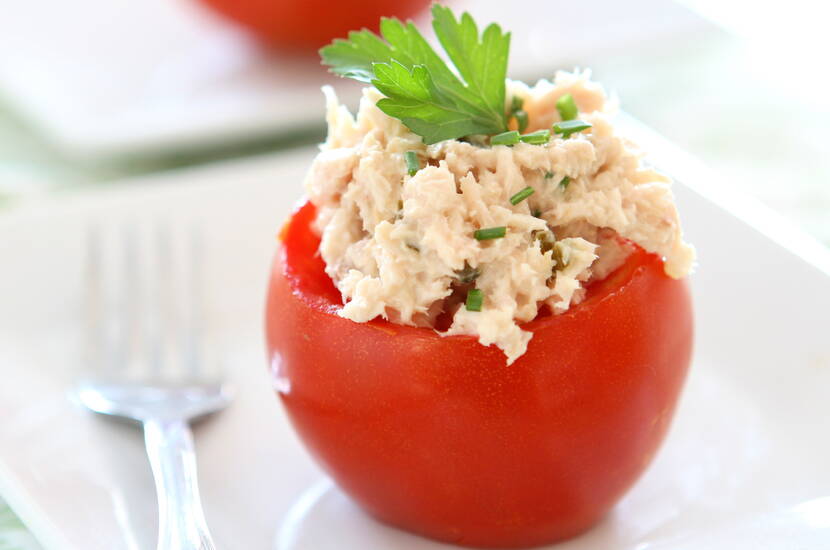 Le thon s'harmonise parfaitement avec la douceur et le délicieux arôme des tomates mûries au soleil. Elles conviennent comme entrée, déjeuner, dîner léger et font également bonne figure sur un buffet d'apéritif.