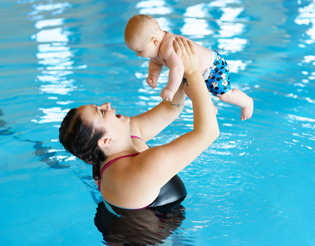 Mit der bewährten und erfolgreichen Lernmethode «Augsburger», trainieren Babys und Kleinkinder altersgerecht den Umgang mit dem kühlen Nass. Das Element Wasser entdecken und die Eltern-Kinder-Bindung stärken sind Kernthemen in den Kurse.