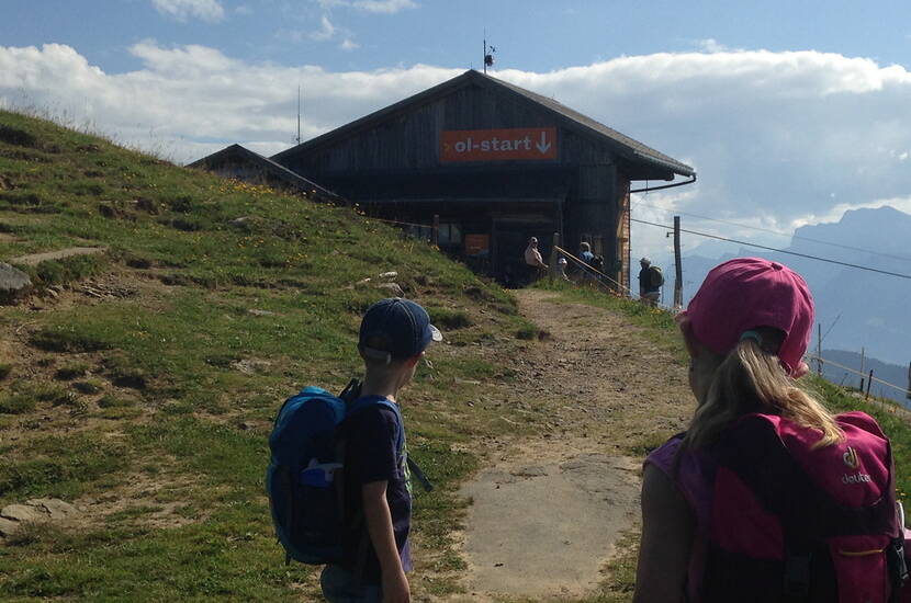 Trotti-Biken auf dem Niederhorn  mit zwei verschiedenen Routen, die nach Beatenberg Station führen. Die blaue Route "Diretissima" ist mit 6 Kilometer, die kürzere Strecke. Die rote Route "Flanierama" ist 12 Kilometer lang und beinhaltet zum Teil noch kurze Spazierstrecken.