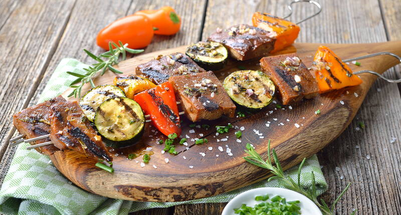 Sempre più persone cercano modi per mangiare una dieta senza carne e si imbattono in questo versatile sostituto della carne. Puoi comprare il seitan nei negozi di alimenti naturali e nei negozi di alimentari più grandi. Il seitan è vegano e consiste in pura proteina di grano (glutine).