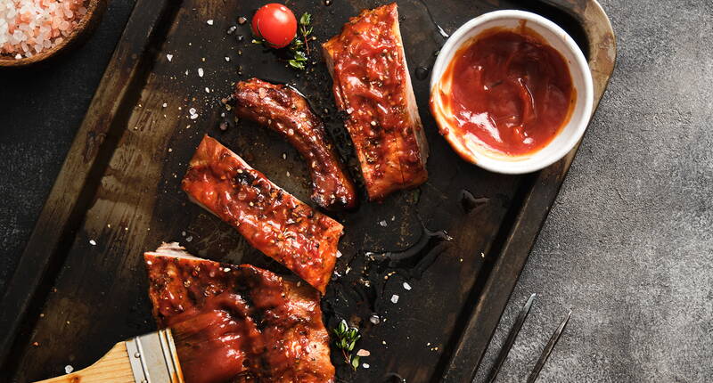 Die würzige und leicht süssliche Sauce ist de perfekte Begleiter für jeden Grillanlass mit Freunden & Familie. Das im Rezept enthaltene Süssgetränk verleiht unserer Sauce den typischen Geschmack der original American BBQ Sauce.