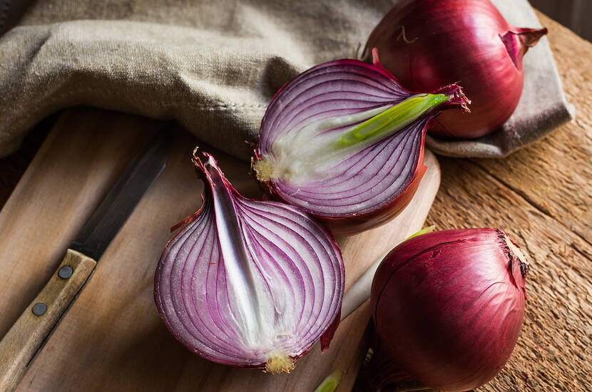 Sirop contre la toux fait maison à partir d'ingrédients naturels - 3 recettes de sirop contre la toux fait maison : jus d'oignon et sirop de pin pour les maux de gorge irritables et sirop de thym et de sauge pour dissoudre les mucosités. Vous pouvez trouver les ingrédients dont vous avez besoin dans votre stock ou dans n'importe quel magasin du rayon alimentaire.