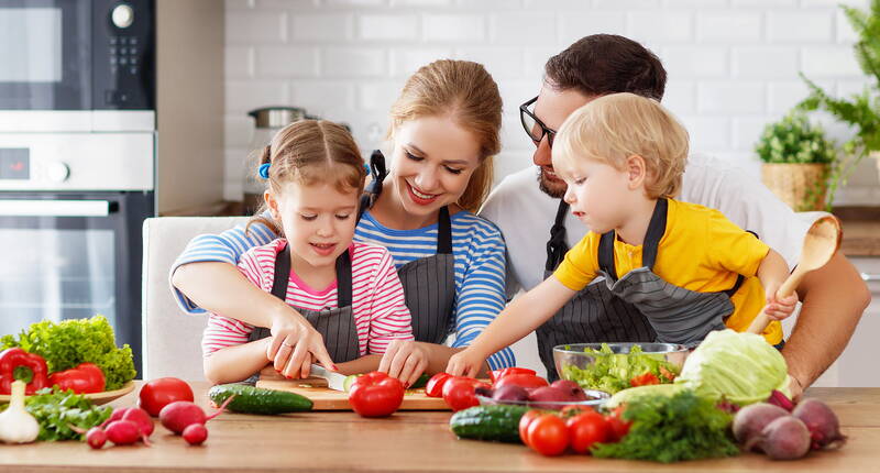 Im stressigen Alltag wird das gemeinsame Essen mit der ganzen Familie manchmal zum Spiessrutenlauf. Papa arbeitet und kommt erst spät abends nach Hause, die Kinder sind mit Kindergarten, Schule und Hobbies eingespannt, und Mama organisiert den gesamten Haushalt und/oder arbeitet zusätzlich auch noch Teilzeit. 