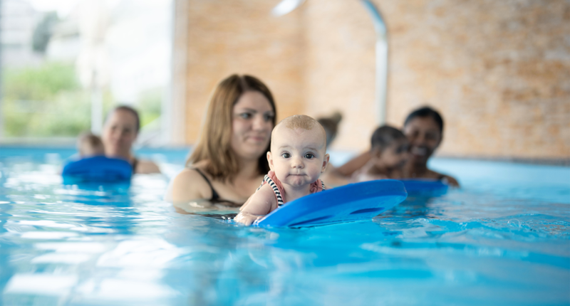 Jusqu'à 100 CHF de réduction sur le prochain cours de bébé ou de natation chez First Flow. Téléchargez maintenant le bon, réservez le cours, entrez le code de réduction et c'est parti! Grâce au succès de la méthode Augsburger, nous offrons aux bébés et aux jeunes enfants de 10 semaines à 4 ans un départ optimal dans la vie.