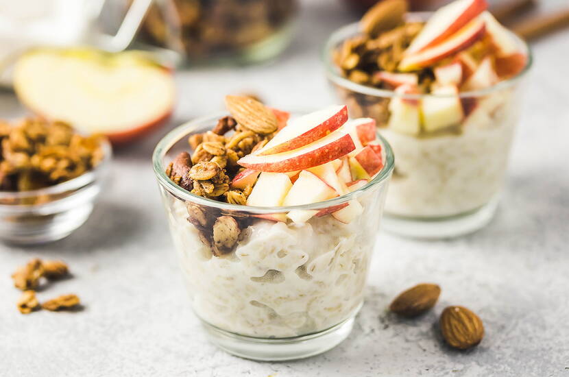 Zutaten für 1 Portion: 40 g feine Haferflocken, 40 g Naturjoghurt, 1 dl Milch, 1 TL Honig oder Agavendicksaft, nach Belieben Nüsse, Mandeln, Granola (Knuspermüsli), Obst etc.