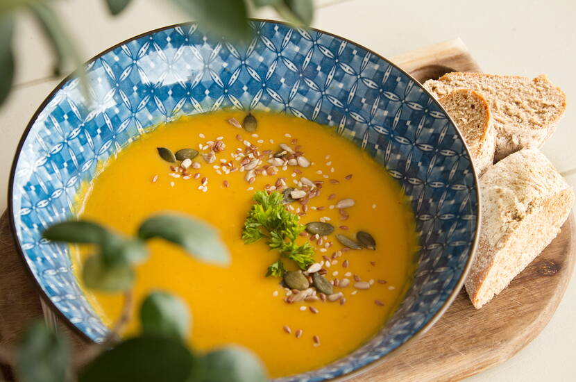 Diese Kürbissuppe überzeugt auch diejenigen, die sonst weder Suppe noch Kürbis mögen. Eine leckere Suppe mit indischem Flair.