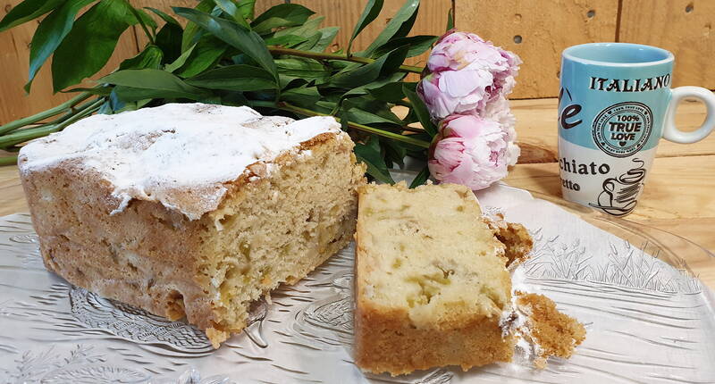 Unser luftig leichter Rhabarber-Cake kommt bei allen gut an. Hergestellt aus nur sechs Zutaten, ist auch der Aufwand gering. Der Rhabarbercake kann nicht nur während der eigentlichen Saison gebacken werden. Er gelingt auch perfekt mit gefrorenen Rhabarberstückchen. 