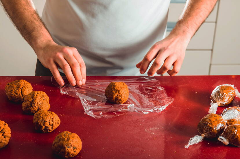 Sempre più persone cercano modi per mangiare una dieta senza carne e si imbattono in questo versatile sostituto della carne. Puoi comprare il seitan nei negozi di alimenti naturali e nei negozi di alimentari più grandi. Il seitan è vegano e consiste in pura proteina di grano (glutine).