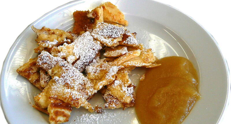 Rezept für einen fantastischen, luftigen und lockeren Kaiserschmarrn. Serviert wird dieser mit einer Portion selbst gemachtem Apfelmus.