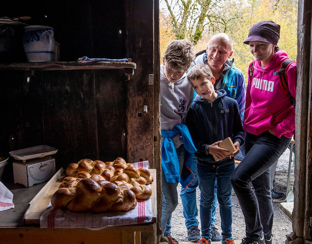 Im Freilichtmuseum Ballenberg erkundest du über 100 historische Gebäude aus der ganzen Schweiz. Welche Geschichten wissen die Häuser zu erzählen? Probiere alte Handwerke aus, gehe mit den Bauernhoftieren auf Tuchfühlung, stöbere in den Spezialitätenläden oder kehre in den heimeligen Gaststuben ein.