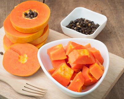 Papaya-Gesichtsmaske – bei unreiner oder zu Akne neigender Haut Eine selbstgemachte Gesichtsmaske aus Papaya kann dazu beitragen, die Haut zu regenerieren und zu revitalisieren, denn Papayas sind reich an Vitamin A und Papain. Papain ist ein Enzym, das helfen kann, abgestorbene Hautzellen zu entfernen und die Haut zu glätten. Die Maske eignet sich besonders für Menschen mit fahler und müder Haut.