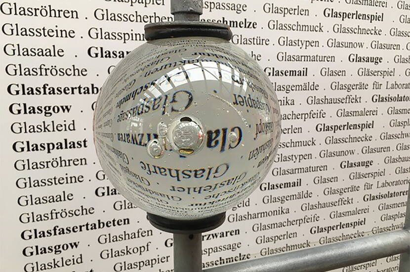 Das Museum «vom Feuer geformt» erzählt die Glasi Hergiswil ihre und die Geschichte des Glases. Schaut den Glasbläsern zu, wie sie mit handwerklichen Geschick aus der glühend heissen Glasmasse kunstvolle Gläser formen, blasen und giessen. Besucht das einzigartige mit Geräuschen untermalte Glaslayrinth. 