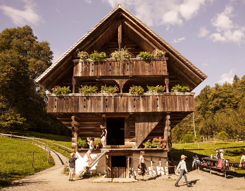 Profitiere von 30% Rabatt auf den Eintrittspreisen. Zurecht gilt der Ballenberg als eines der wertvollsten Museen der Schweiz. Im Gegensatz zum klassischen Museum kannst du hier ein Stück Schweizer Kulturgut hautnah erleben. 