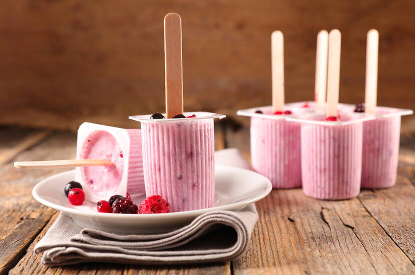 Zwar enthält Joghurt im Vergleich zu anderen Snacks relativ viele Kalorien, dafür deckt man mit einer dieser kleinen Köstlichkeiten eine der benötigten Portion Eiweiss ab.