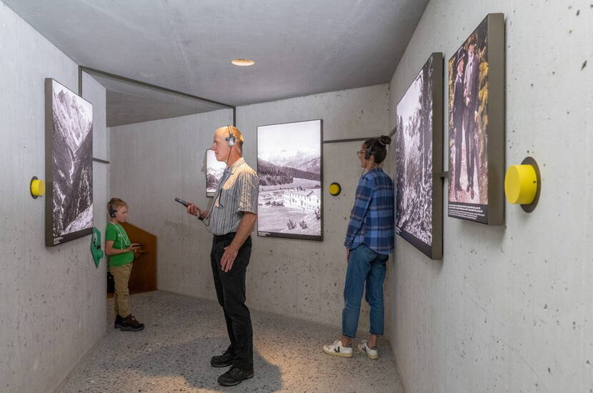 Parallel zu den Ausstellungsräumen führt ein historischer Rundgang durch das Zentrum. In einer lebendig inszenierten Zeitreise erfährt ihr Überraschendes über Meilensteine der Nationalparkgeschichte.