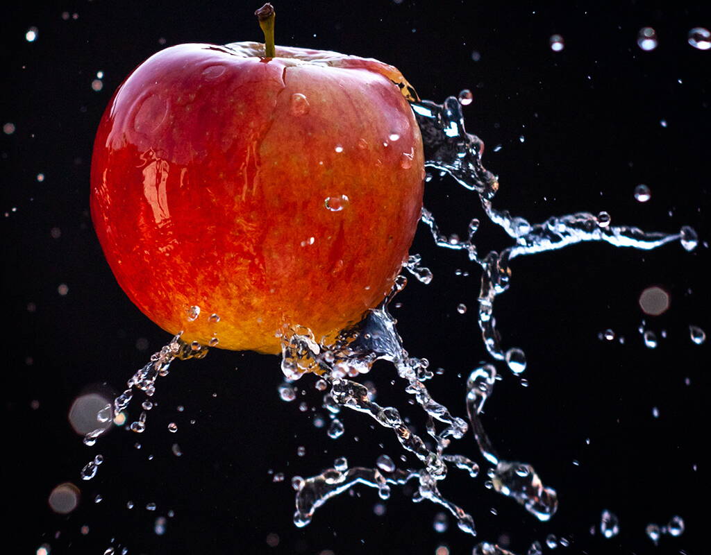 Während andere Früchte sehr viel Zucker enthalten, sind Äpfel eine vergleichsweise gute und zuckerarme Wahl. Der im Apfel enthaltene Ballaststoff Pektin sorgt dafür, dass der Blutzuckerspiegel langsamer ansteigt. 