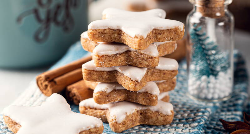 Zimtsterne gehörten in der Schweiz traditionell zur Vorweihnachtszeit. Wie diese perfekt gelingen, erfährst du in unserem Rezept.