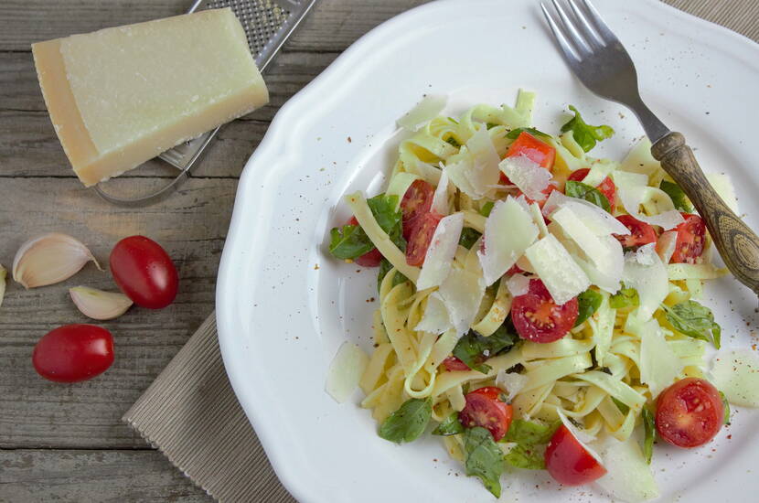 Cette sauce convint les jours où vous êtes vraiment très pressé. Pendant que les nouilles cuisent al dente, couper en deux quelques tomates cerises, émietter une poignée de feuilles de basilic et en parsemer les pâtes cuites. Il ne vous reste plus qu’à les parsemer de parmesan fraîchement râpé et de les assaisonner de sel et d poivre.