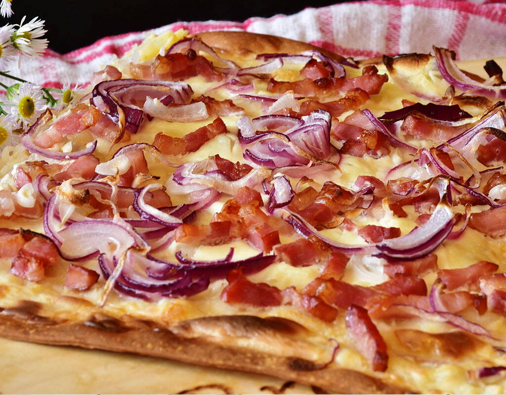 Ein Gericht, das man als europäisches Soulfood bezeichnen kann, ist der Elsässer Flammkuchen. Bei vielen von uns weckt diese pikante Fladen Kindheitserinnerungen. Neben dem traditionellen Belag kann der Teig auch mit Feigen, Birnen, Käse und vielem mehr belegt werden. Ausprobieren lohnt sich!