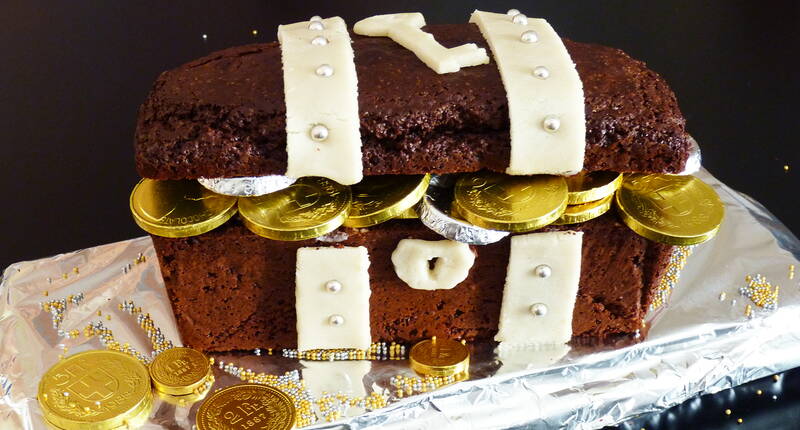 Aus einem leckeren Schokoladencake entsteht mit wenig Zutaten im Handumdrehen eine fantastische Schatztruhe für den Kindergeburtstag. Kochen für Kinder ist nicht immer ganz einfach, aber mit ein paar kleinen Tricks begeisterst du auch die mäkeligsten Esserinnen und Esser am Tisch.